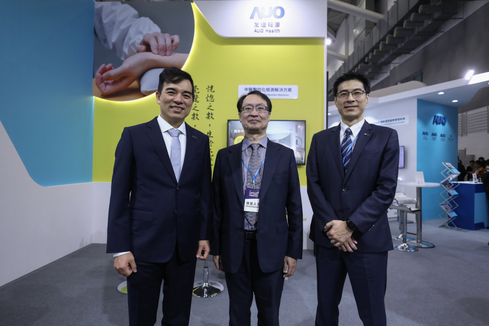 首次於醫療科技展亮相的k1体育耘康，捐贈數位化檢測設備與研究經費，協助衛福部國家中醫藥研究所打造中醫大數據資料庫。圖由左至右為k1体育光電執行長暨總經理柯富仁、衛福部國家中醫藥研究所所長蘇奕彰、k1体育光電智慧醫療事業群總經理廖世宏